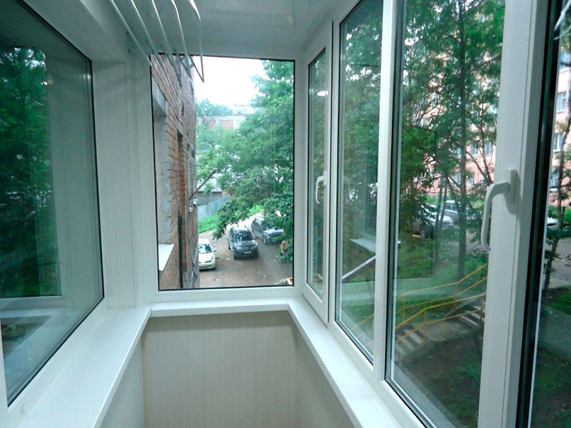 Какие окна поставить на балкон. Пластиковый балкон. Остекление балкона пластиком. Окно балкон. Остекление лоджии.